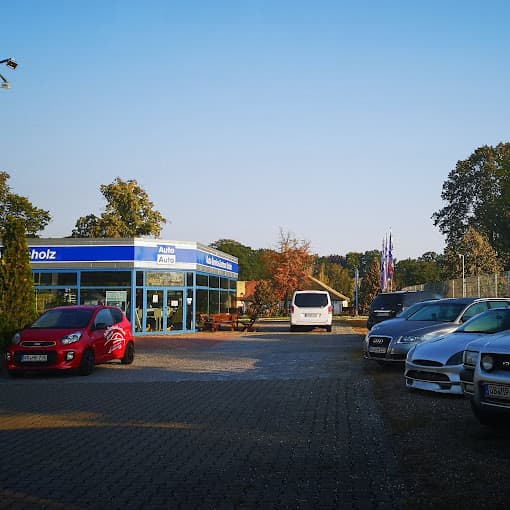 Fahrzeug auf der Hebebühne zur Inspektion