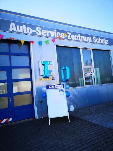 Präzise Arbeit am Motor eines Autos
