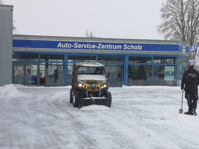 Team von Auto Service Zentrum Scholz bei der Arbeit